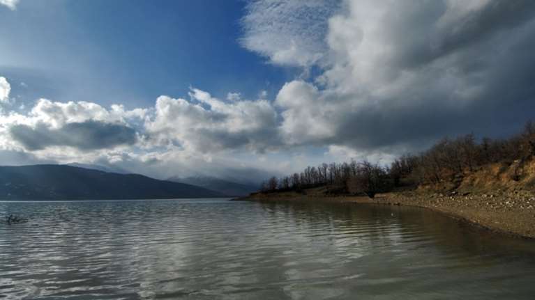 Άστατος ο καιρός τη Δευτέρα: Εναλλαγή νεφώσεων με ηλιοφάνεια