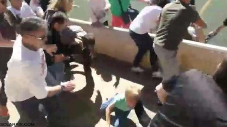 Τα παιδιά τους έπαιζαν ποδόσφαιρο κι αυτοί πλακώθηκαν στο ξύλο