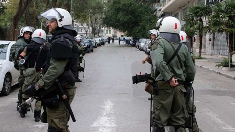 Ένταση με τα ΜΑΤ έξω από τα δικαστήρια Θεσσαλονίκης