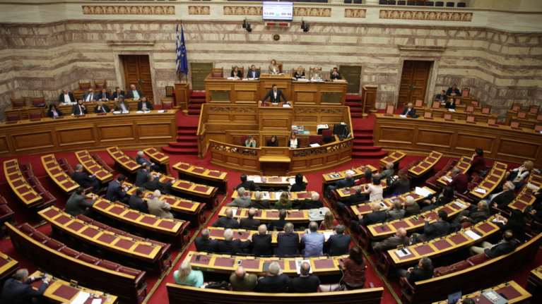 Διαψεύδει το υπουργείο Εργασίας για τις εξαιρέσεις σε βουλευτικές συντάξεις