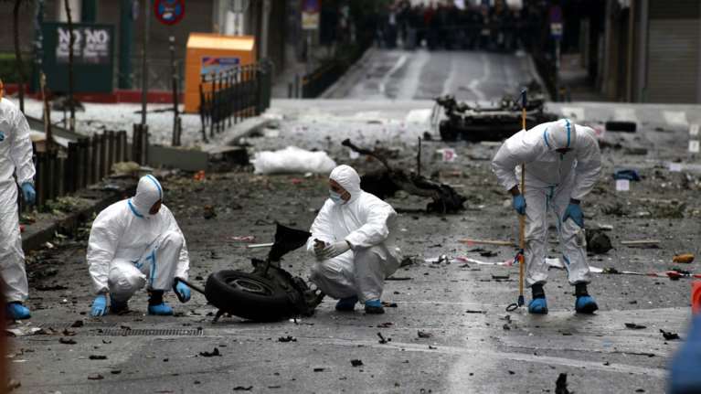 Ψάχνουν 14 τρομοδέματα με αποδέκτες τους «Θεσμούς»