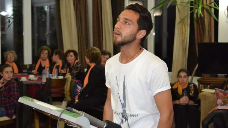 Ένας πρόσφυγας ποιητής 21 ετών στον καταυλισμό του Καρά Τεπέ