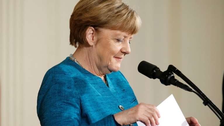 Νέα δημοσκόπηση στη Γερμανία δείχνει τώρα τη Μέρκελ μπροστά