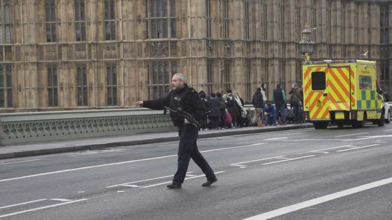 Τρόμος στο Λονδίνο, επίθεση με 4 νεκρούς και 20 τραυματίες