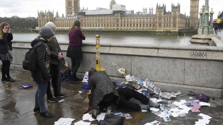 Πρωτοσέλιδα βρετανικού Τύπου: «Χτύπημα στην δημοκρατία»