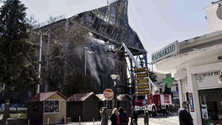 Η Άγκυρα ζητά διερεύνηση για τη φωτιά στο τέμενος Βαγιαζήτ