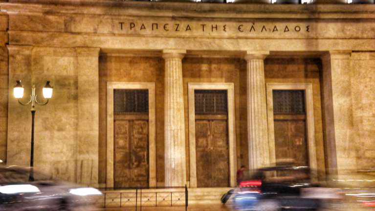 «Κόκκινος συναγερμός» για κόκκινα δάνεια και μείωση καταθέσεων