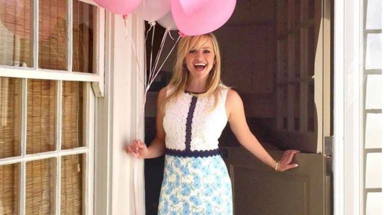 Ο 16χρονος γιος της Ρις Γουίδερσπουν έβγαλε το πρώτο του τραγούδι και εκείνη χορεύει στο TikTok