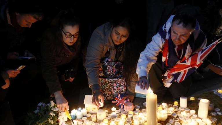 Λονδίνο: Αγρυπνία στην Πλατεία Τραφάλγκαρ στη μνήμη των θυμάτων