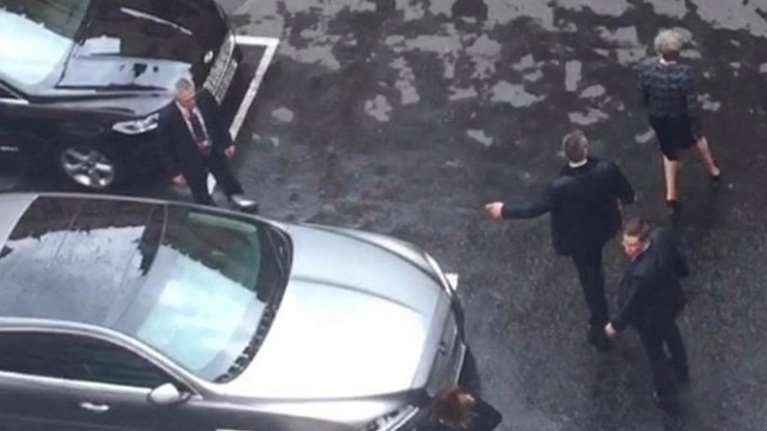 Η στιγμή που η Τερέζα Μέι φεύγει τρομοκρατημένη από τη Βουλή