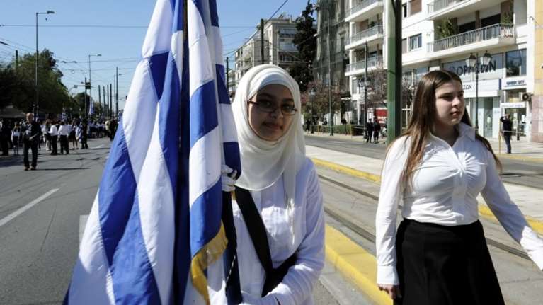 Η σημαιοφόρος από το Αφγανιστάν με τη μαντίλα (ΦΩΤΟ)