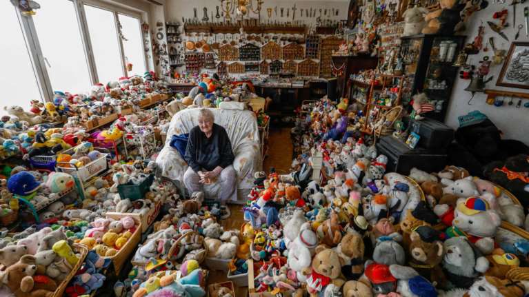 Αυτή η γιαγιά ζει μαζί με 20.000 λούτρινα κουκλάκια φωτό