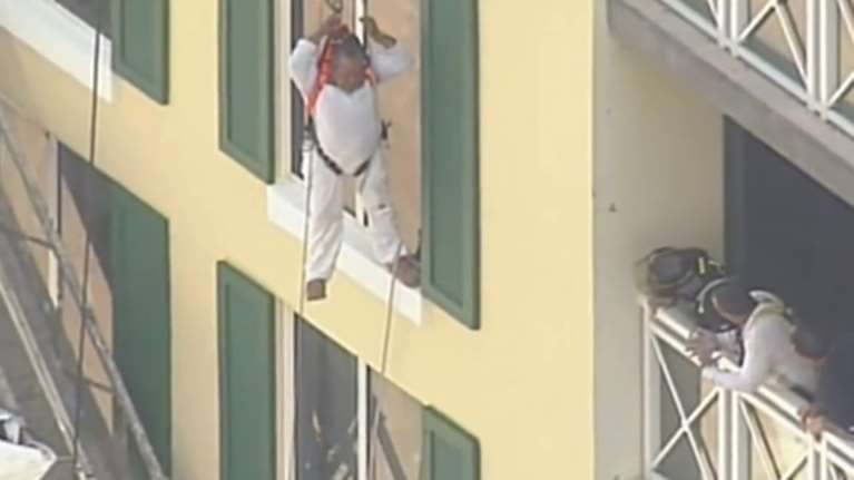 Μαϊάμι: Αντρας αιωρείται στο κενό από τον δωδέκατο όροφο