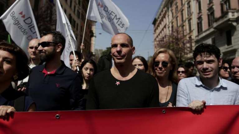 Ρώμη: Ο Τσίπρας υπέγραφε εντός, ο Γιάνης διαδήλωνε εκτός