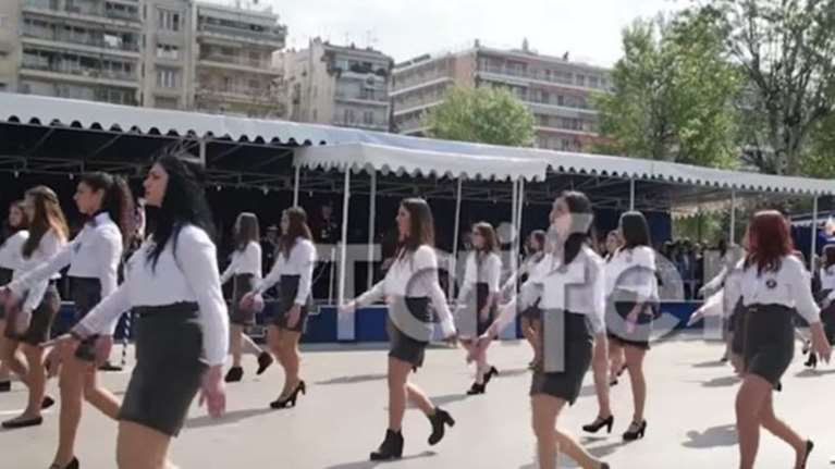 Η μαθήτρια που δεν «μάσησε» και παρέλασε ξυπόλυτη στη Θεσσαλονίκη