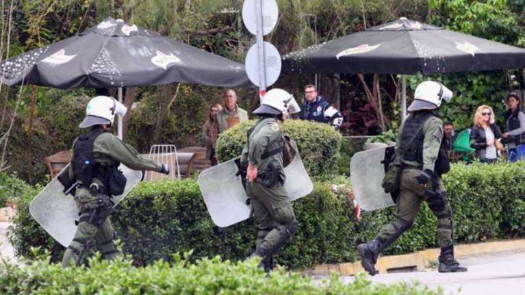 Με πέτρες &amp; μολότοφ ξεκίνησε ο τελικός κυπέλλου γυναικών  φωτό