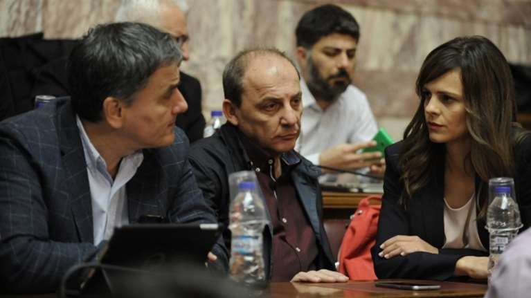 Δίνουν &quot;γη και ύδωρ&quot; για να κερδίσουν... κάτι στα εργασιακά