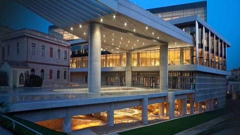 Κοσμοσυρροή και Μπομπ Γουίλσον στο Μουσείο Ακρόπολης