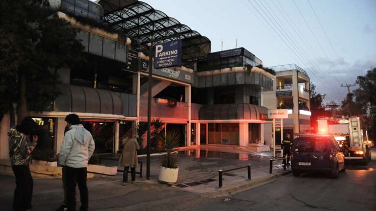 Υπό έλεγχο τέθηκε η φωτιά σε εμπορικό κέντρο στο Χαλάνδρι