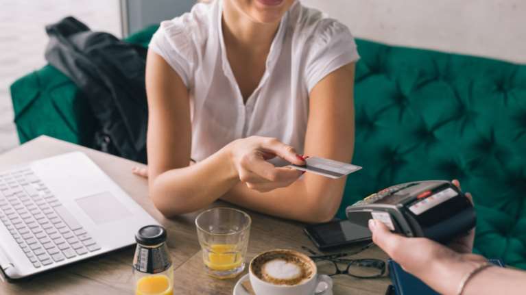 Κερδίζουν συνεχώς έδαφος οι συναλλαγές με POS