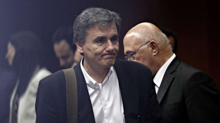 Με την πλάτη στον τοίχο η κυβέρνηση, στα «κόκκινα» η οικονομία