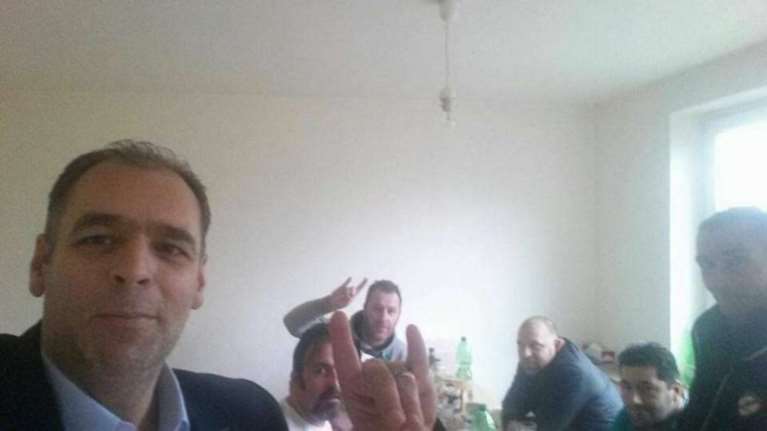 Στέλεχος του ΠΑΣΟΚ κάνει το σήμα των Γκρίζων Λύκων και πάει για διαγραφή