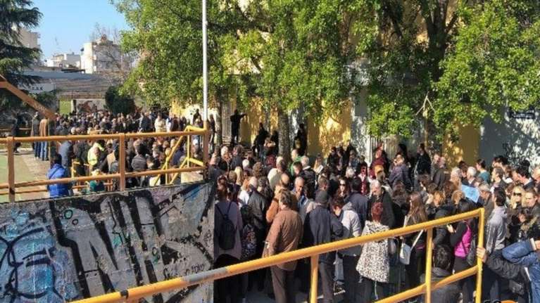 Αυτή είναι πλέον η Ελλάδα: Στις ουρές για λίγα τρόφιμα φωτό