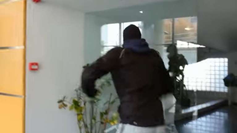 Αναρχικοί έσπασαν τζαμαρίες εταιρείας στην Καλλιθέα