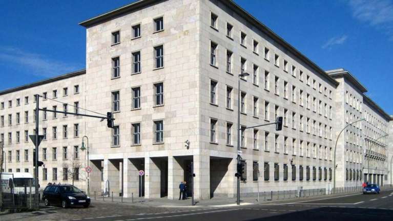 Εκπρόσωπος Σόιμπλε: Στα 120 δισ. το κόστος αναστολής του χρέους