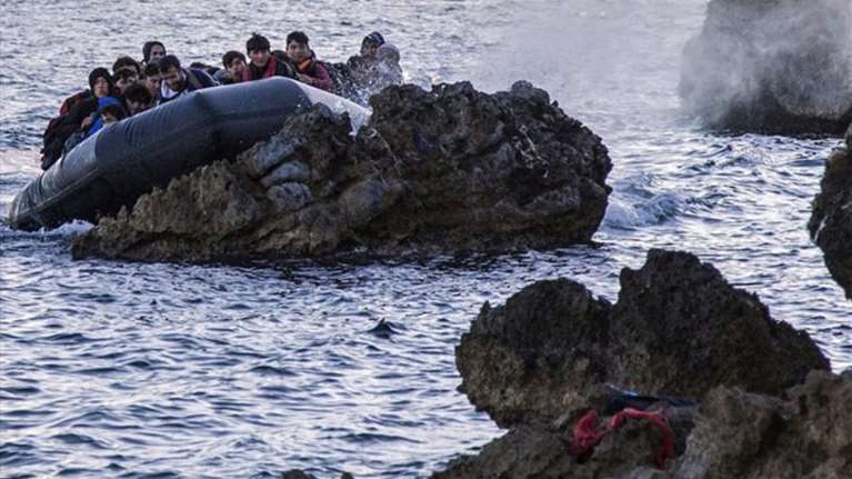 Ενα παιδάκι ντυμένο Μπάτμαν στους πρόσφυγες που έφτασαν Χίο