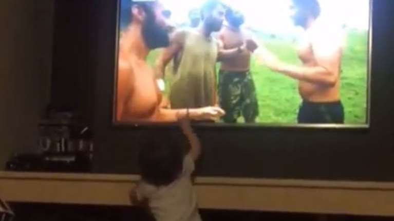 Δείτε πώς αντιδρά ο γιος του Χανταμπάκη όταν τον βλέπει στην τηλεόραση