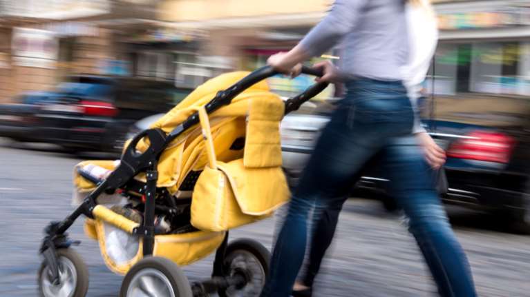 Δικυκλιστής παρέσυρε &amp; τραυμάτισε βρέφος σε καροτσάκι και εξαφανίστηκε