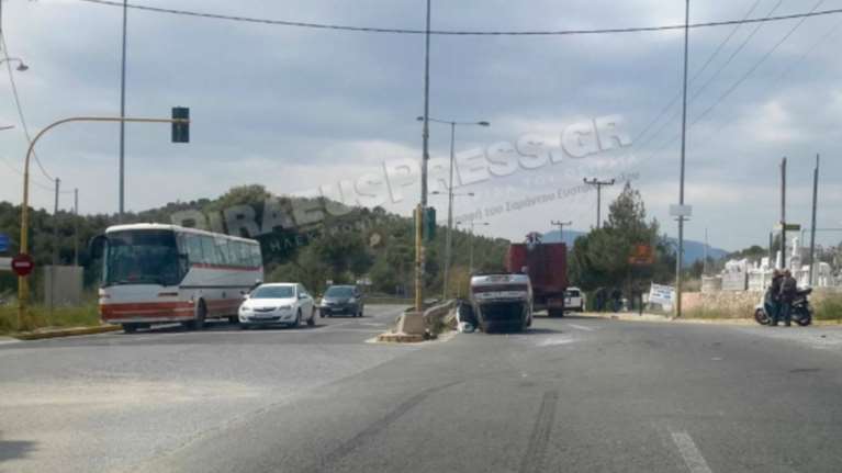 Αυτοκίνητο τούμπαρε στη Λ. Μαραθώνα προς την Ραφήνα -φωτό-