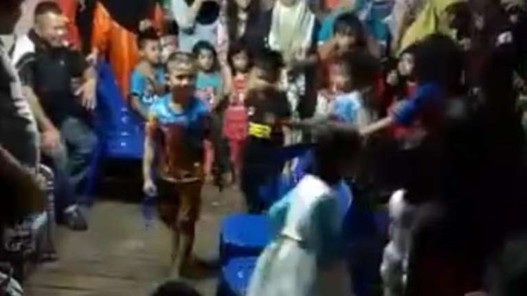 Πανικός σε παιδικό πάρτι στη Μαλαισία:  Υποχώρησε το ξύλινο πάτωμα