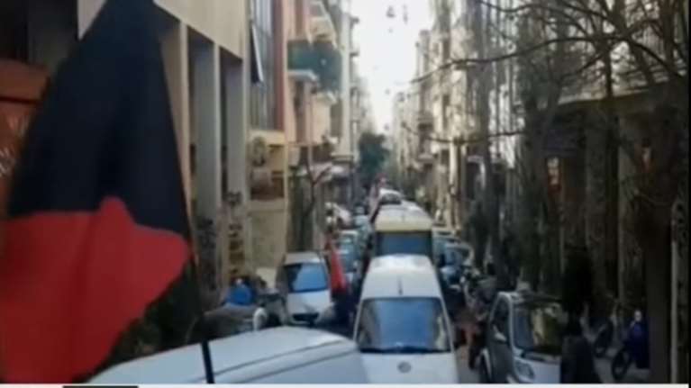 Αντιεξουσιαστές παρελαύνουν με καμιόνια στα Εξάρχεια video