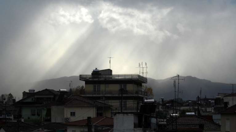Συννεφιασμένος ο καιρός σήμερα με βροχές και δυνατούς ανέμους