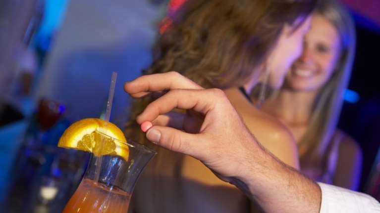 Φοιτήτρια καταγγέλλει βιασμό αφού της έριξαν ουσία στο ποτό