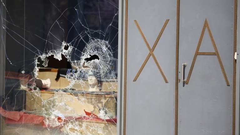 Επίθεση με λοστούς και μπογιές στα γραφεία της Χρυσής Αυγής (ΦΩΤΟ)