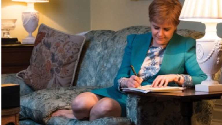 Η Στέρτζον... τρολάρει την Τερέζα Μέι -  Η επιστολή και η φωτογραφία