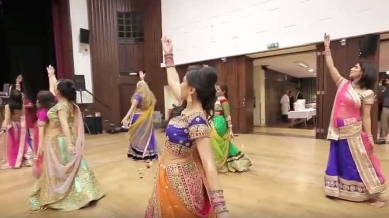 Ο χορός μιας Ινδής νύφης και των φιλενάδων της έβαλαν φωτιά στο διαδίκτυο