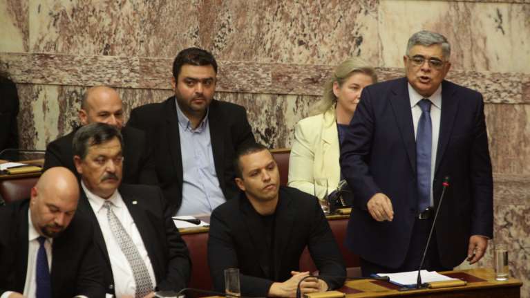 Βουλευτής έδινε σε μαθητές στη Βουλή φυλλάδια της Χρ. Αυγής