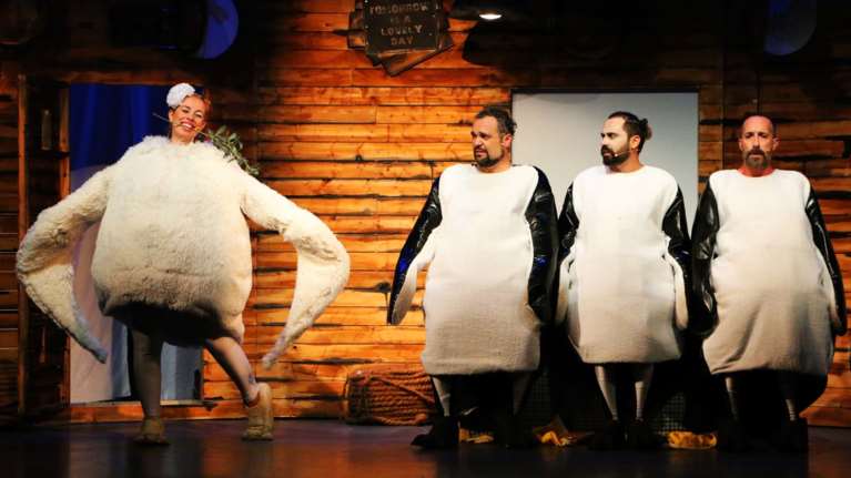 «Στην Κιβωτό στις οκτώ»: Οι τελευταίες παραστάσεις στο θέατρο Κάππα