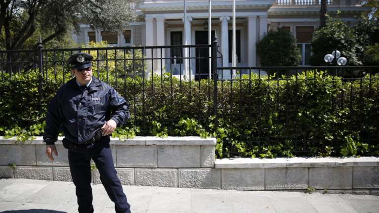 Παρέμβαση του Ρουβίκωνα έξω από το Μέγαρο Μαξίμου