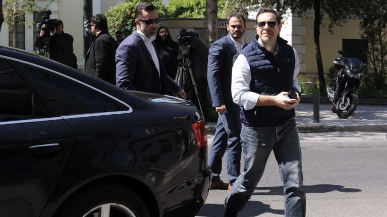 Τα ρίχνουν στους δανειστές και τη... ΝΔ για τις καθυστερήσεις