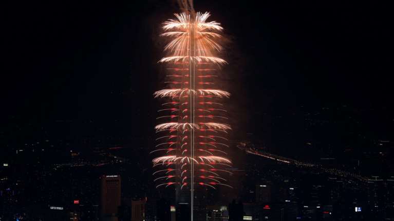 Υπερθέαμα πυροτεχνημάτων στον νέο ουρανοξύστη της Σεούλ