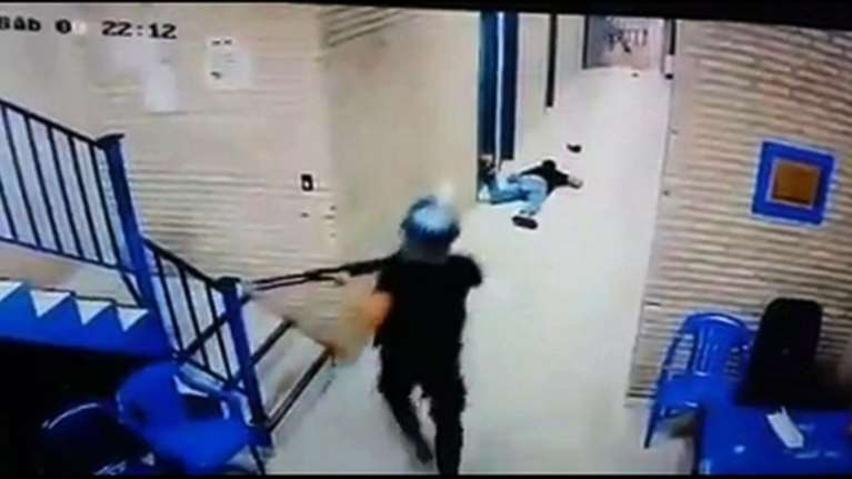 Η στιγμή που αστυνομικός δολοφονεί διαδηλωτή