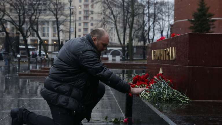 Λουλούδια σε όλη τη Ρωσία για τα θύματα της τρομοκρατικής επίθεσης (φωτό)