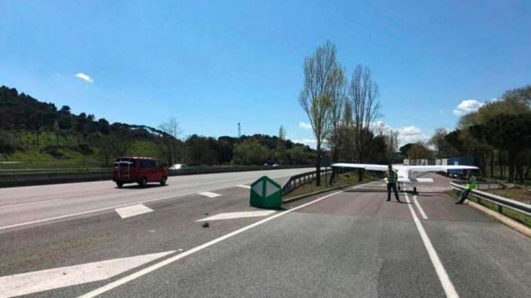 Ισπανία: Αναγκαστική προσγείωση αεροσκάφους σε αυτοκινητόδρομο