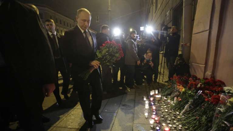Ο Πούτιν αποτίει λουλούδια στο σημείο της τρομοκρατικής επίθεσης (vid)