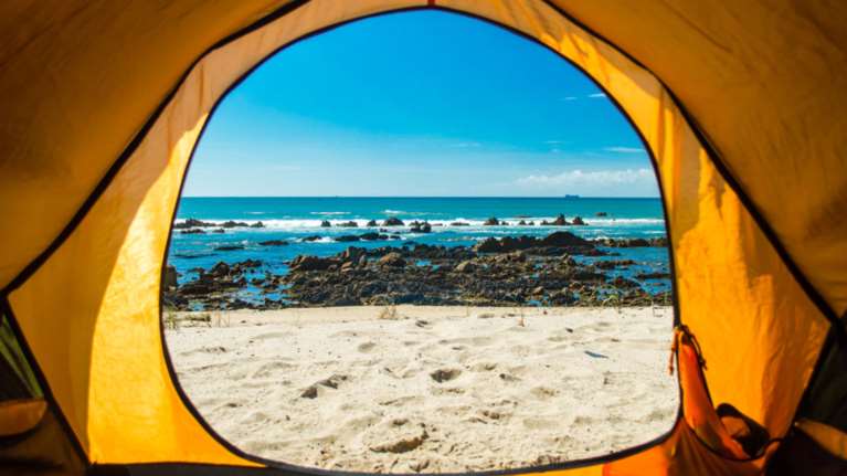 38 βουλευτές του ΣΥΡΙΖΑ ζητούν νόμιμο ελεύθερο κάμπινγκ